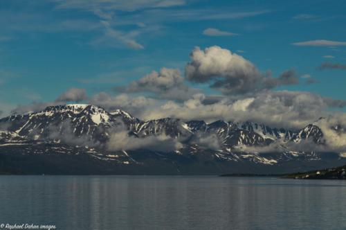 photo-montagne-dans-les-nuages-norvege-raphael-dahan-pilote-de-drone-professionnel